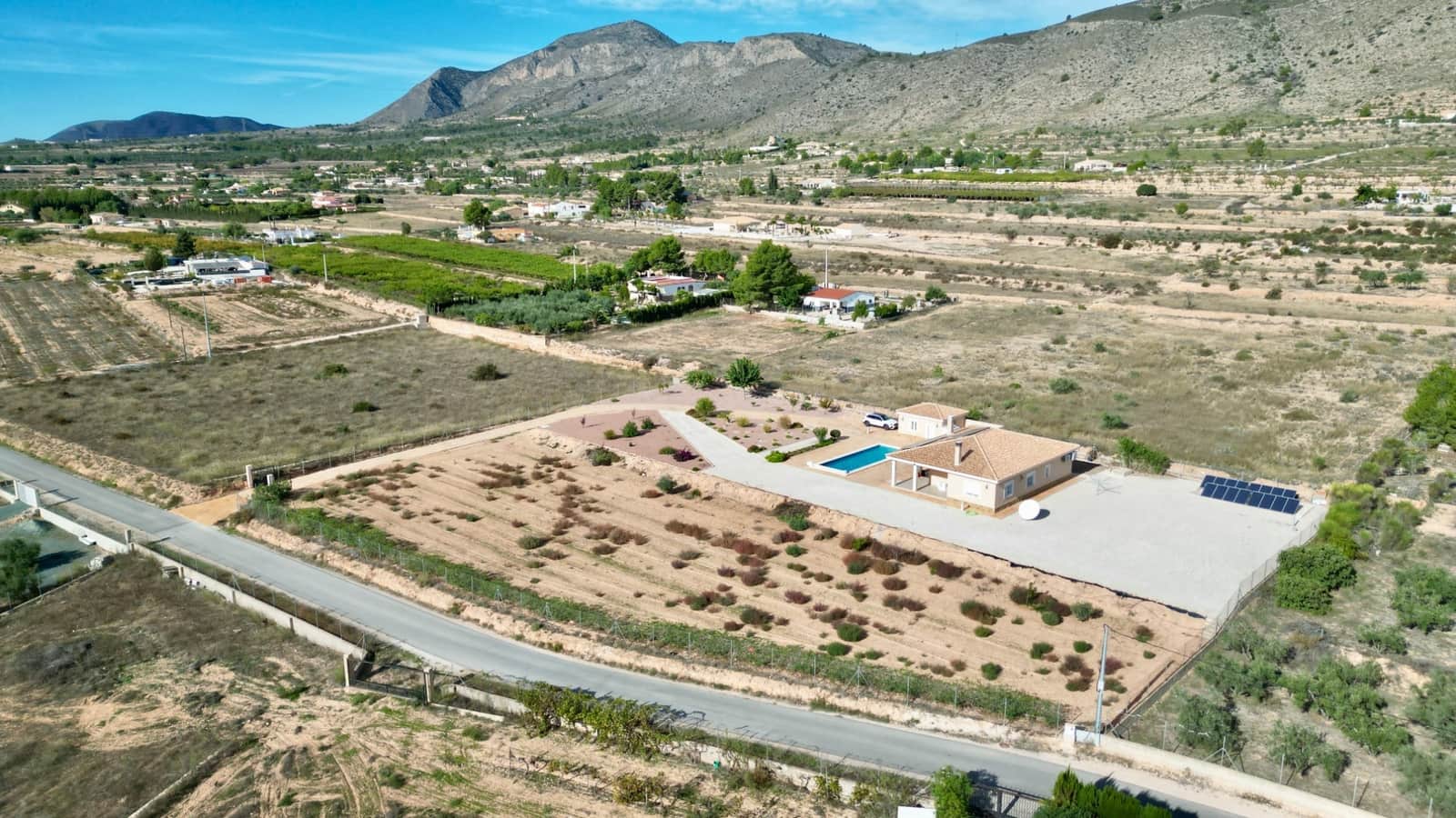 Chalet de 4 habitaciones en Hondón de las Nieves en venta con piscina garaje - 399.000 € (Ref: 9338624)