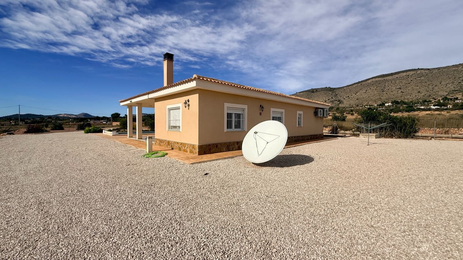 Chalet de 4 habitaciones en Hondón de las Nieves en venta con piscina garaje - 399.000 € (Ref: 9338624)