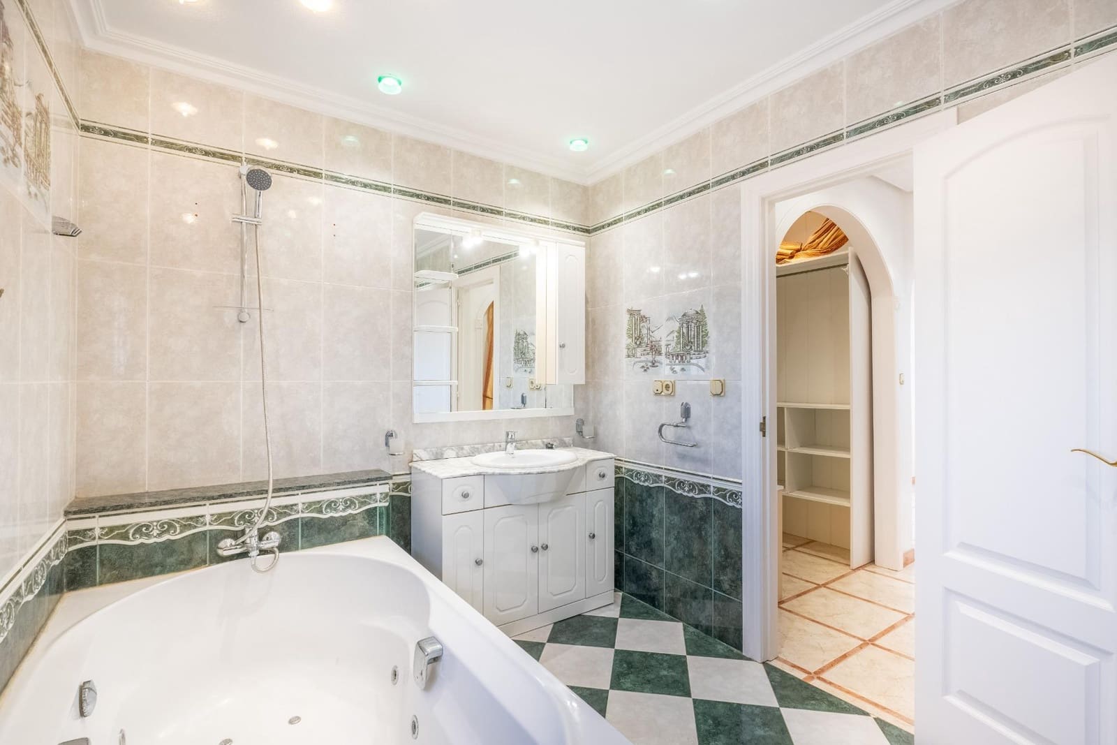 6 chambre Villa/Maison à vendre à Torrevieja avec piscine - 689 000 € (Ref: 9345510)