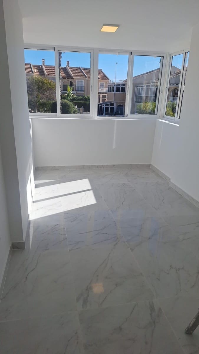 2 sypialnia Dom na sprzedaż w Torrevieja z basenem garażem - 199 600 € (Ref: 9345520)