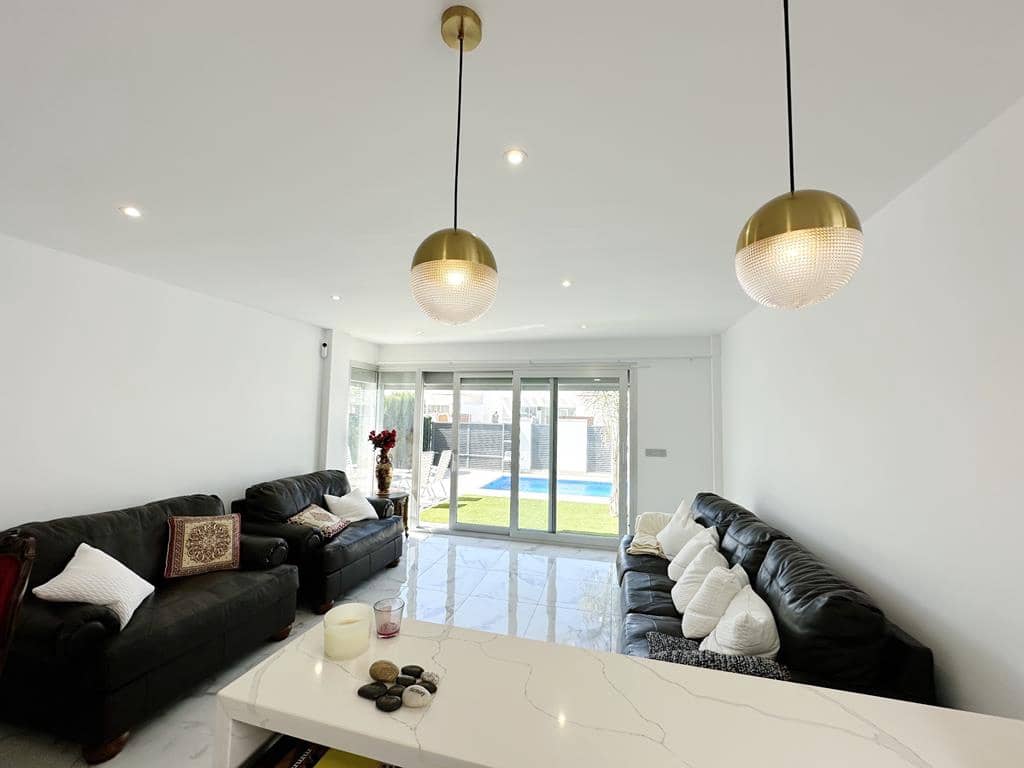 Chalet de 4 habitaciones en Los Alcázares en venta con piscina - 375.900 € (Ref: 9372277)