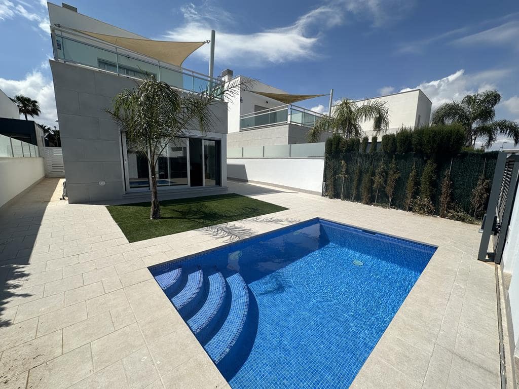Chalet de 4 habitaciones en Los Alcázares en venta con piscina - 375.900 € (Ref: 9372277)