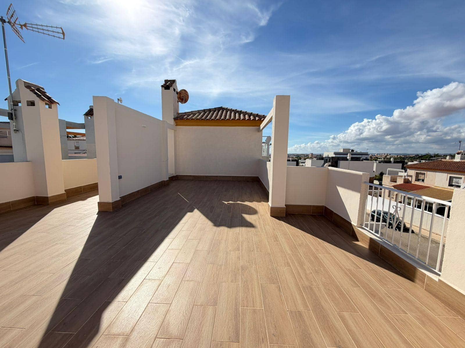 4 bedroom Semi-detached Villa for sale in Torrevieja with pool - € 369,000 (Ref: 9383844)