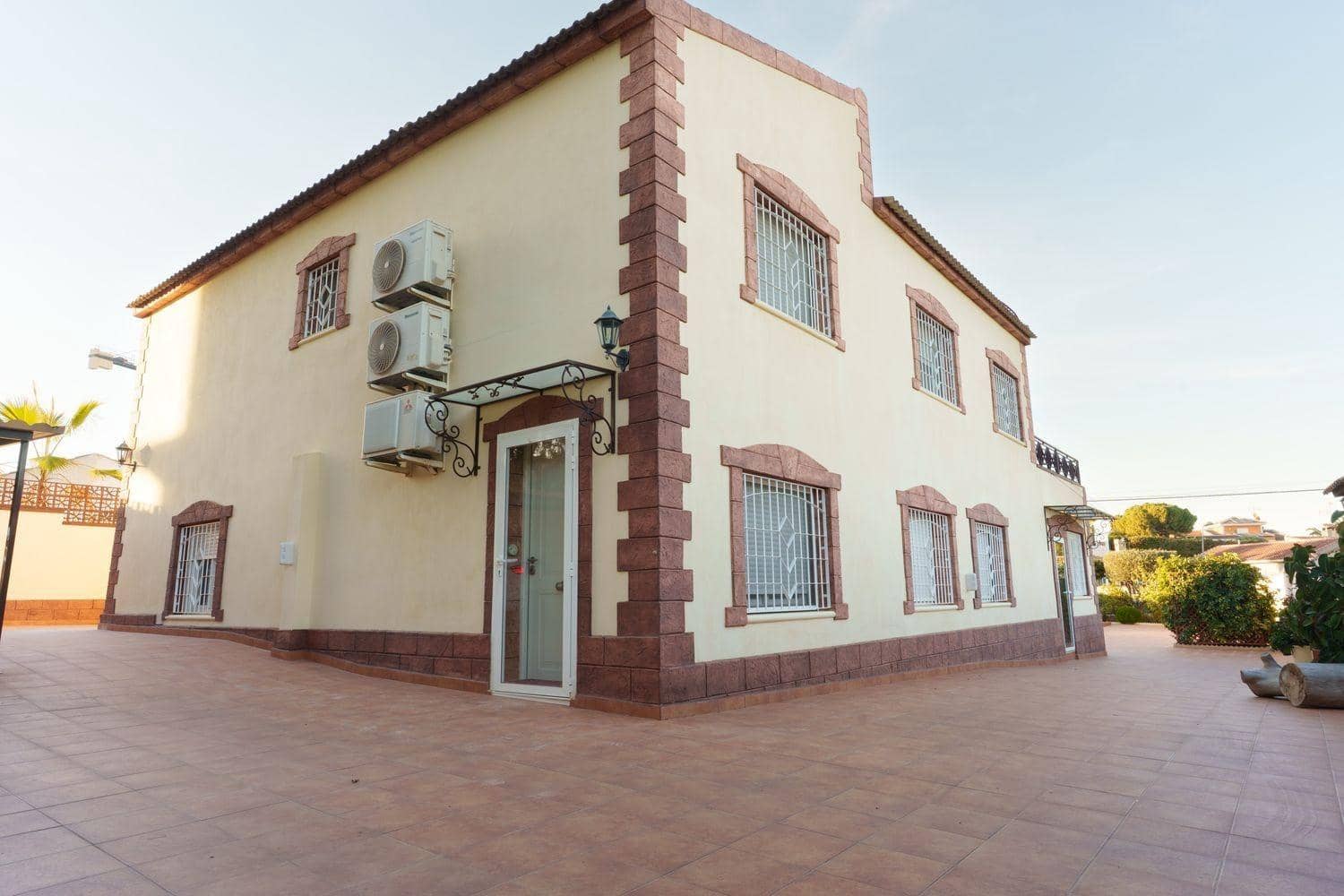 7 sypialnia Willa na sprzedaż w Torrevieja z basenem - 930 000 € (Ref: 9383849)