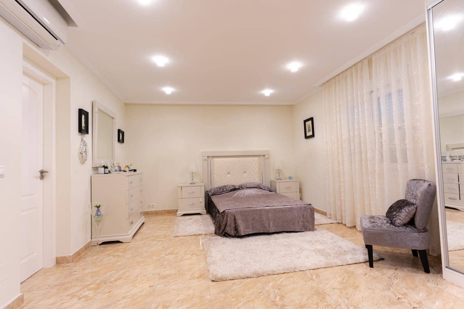 7 sypialnia Willa na sprzedaż w Torrevieja z basenem - 930 000 € (Ref: 9383849)