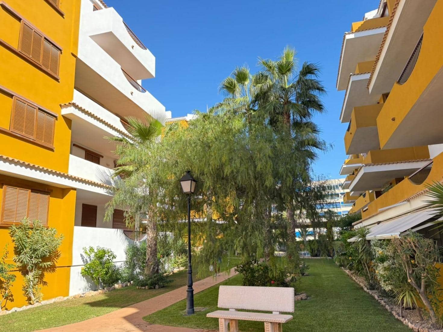 2 soveværelse Lejlighed til salg i Torrevieja med swimmingpool - € 239.900 (Ref: 9383851)