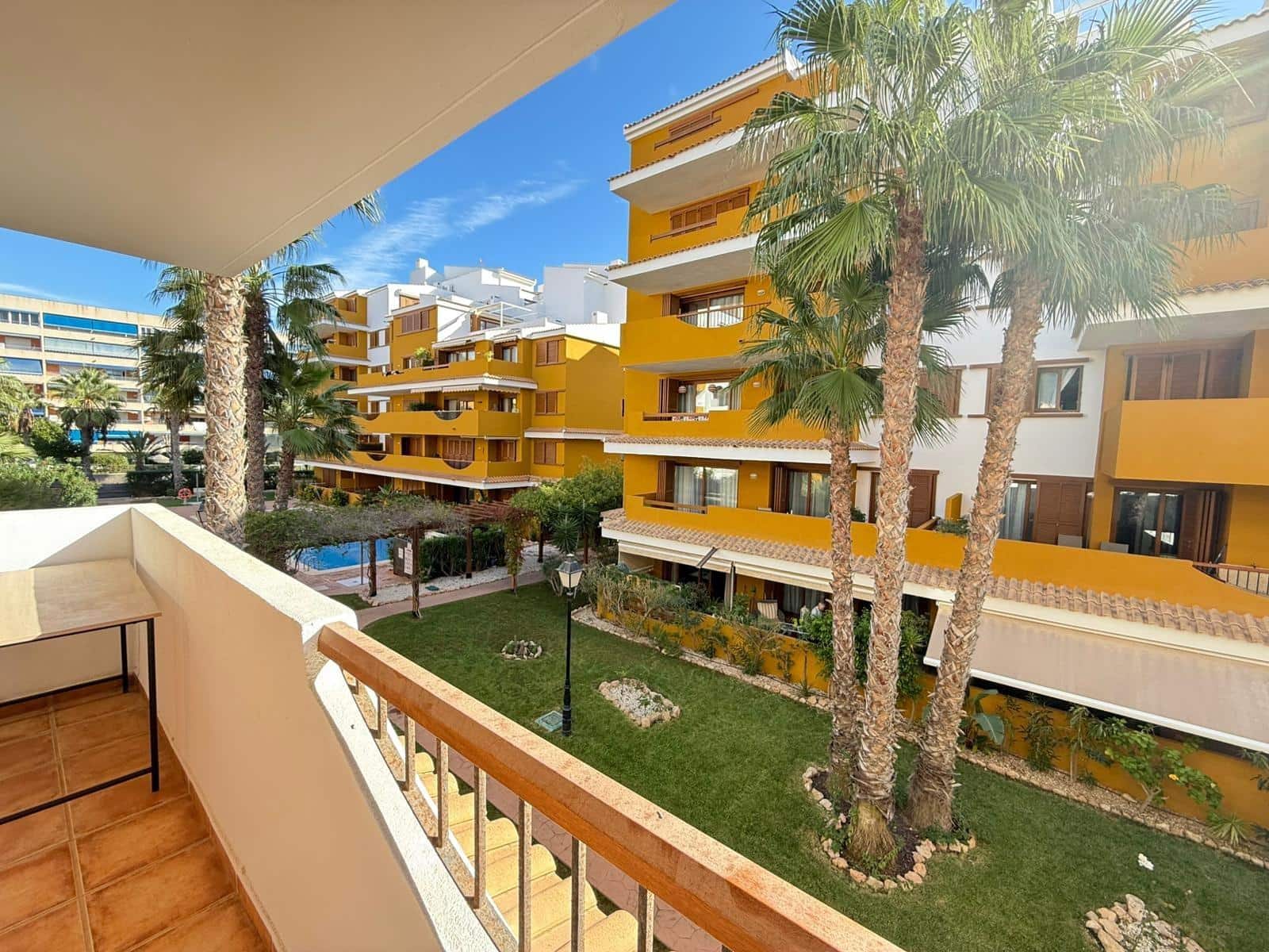 2 soveværelse Lejlighed til salg i Torrevieja med swimmingpool - € 239.900 (Ref: 9383851)