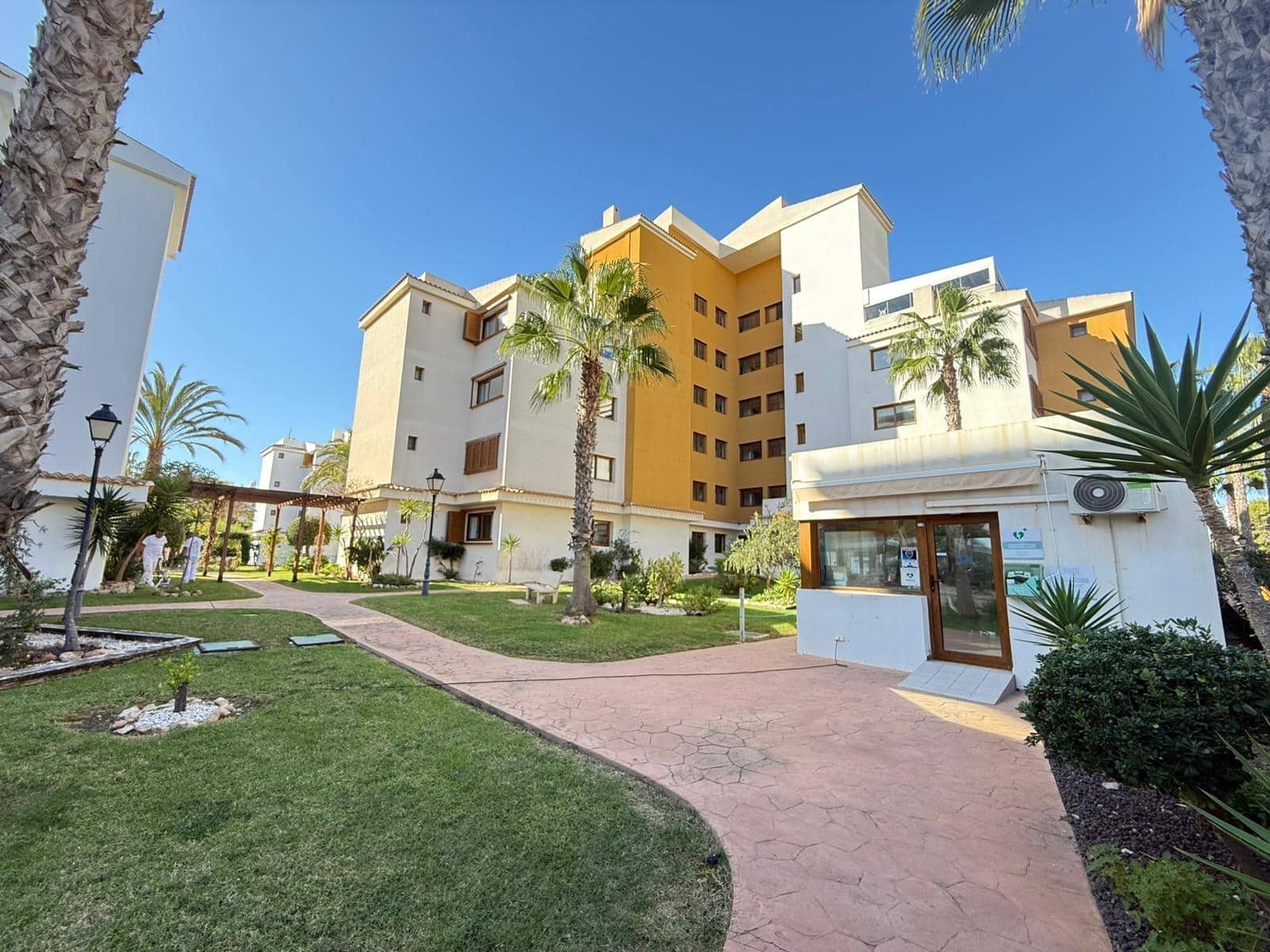 2 soveværelse Lejlighed til salg i Torrevieja med swimmingpool - € 239.900 (Ref: 9383851)