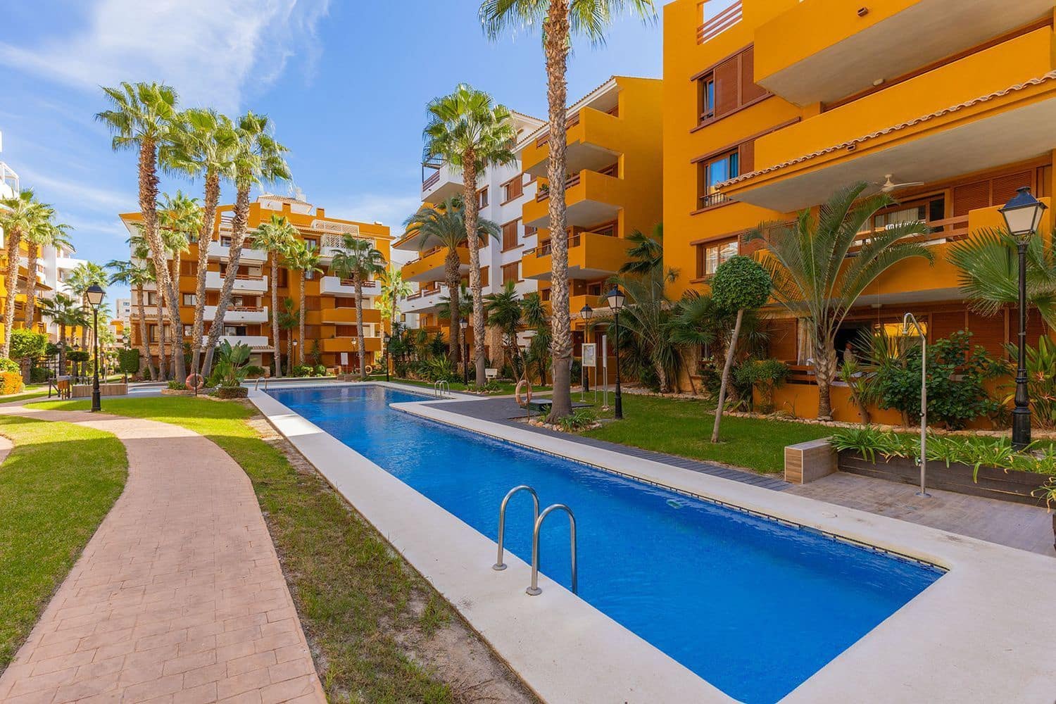 2 Zimmer Apartment zu verkaufen in Torrevieja mit Pool Garage - 255.000 € (Ref: 9393434)