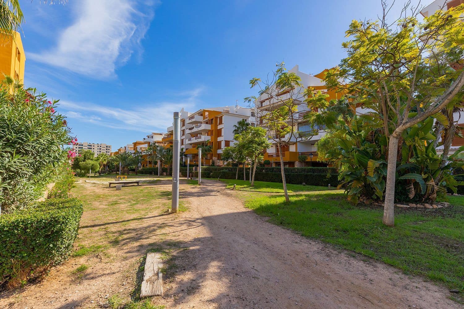 2 Zimmer Apartment zu verkaufen in Torrevieja mit Pool Garage - 255.000 € (Ref: 9393434)