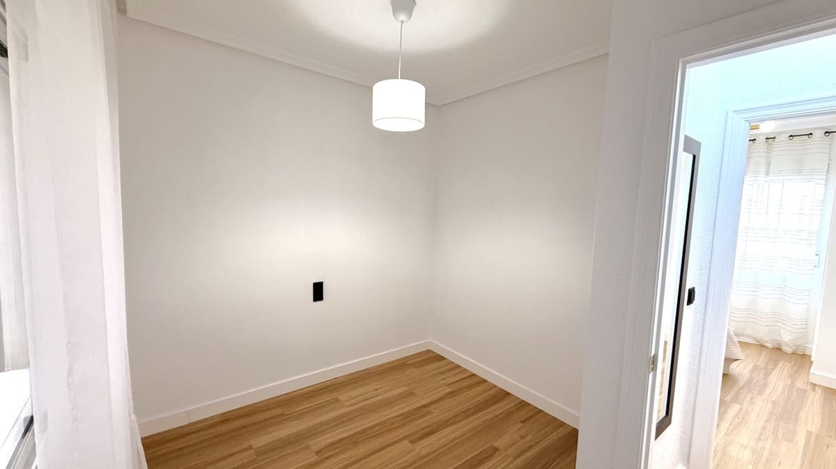 Apartamento de 2 habitaciones en Torrevieja en venta - 169.000 € (Ref: 9417752)