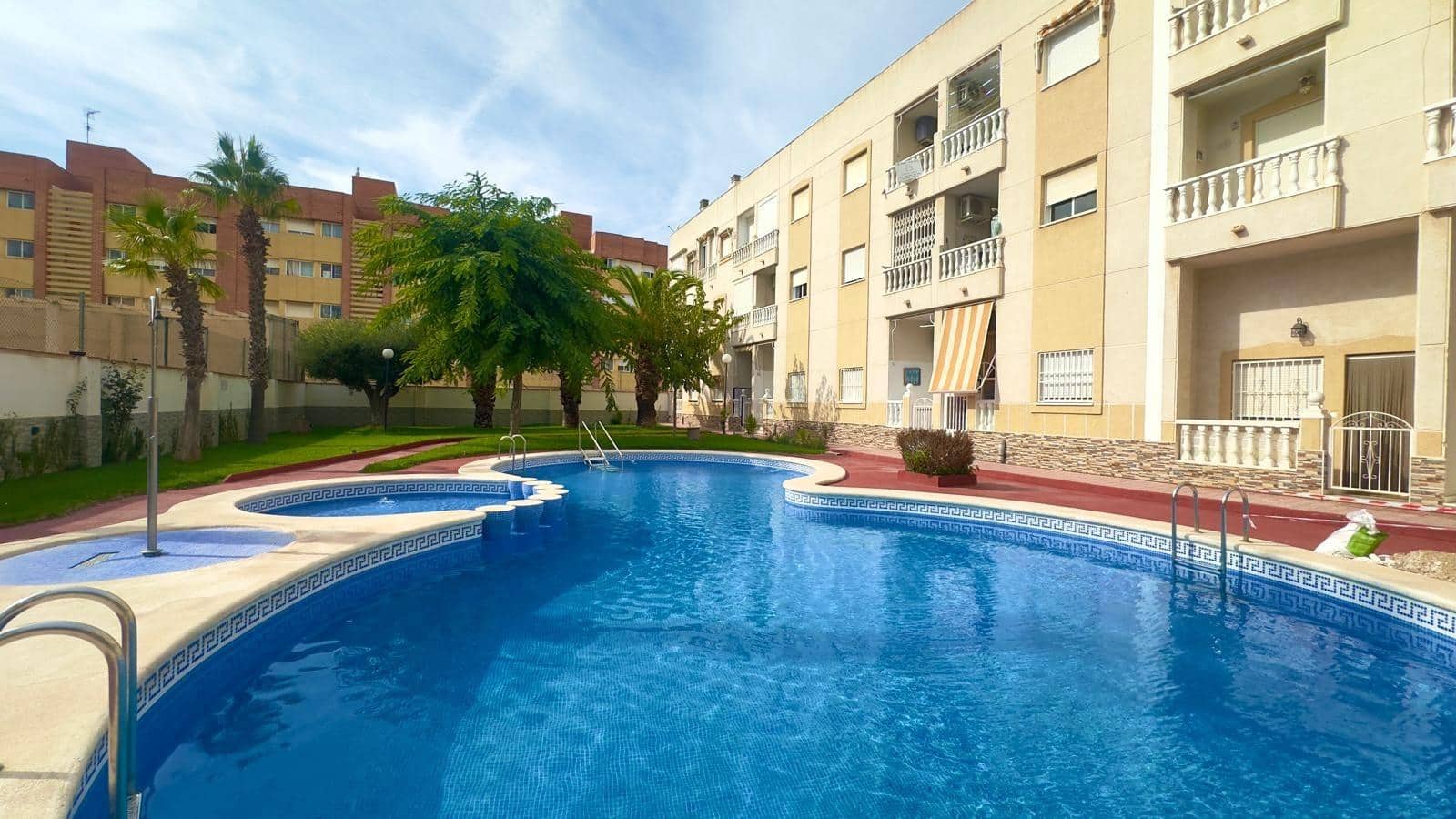 2 soveværelse Penthouse til salg i Torrevieja med swimmingpool - € 149.900 (Ref: 9425294)
