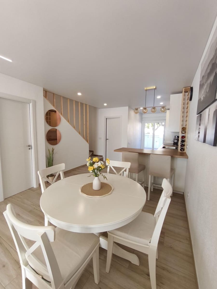 3 soveværelse Byhus til salg i Torrevieja med swimmingpool - € 249.900 (Ref: 9425304)