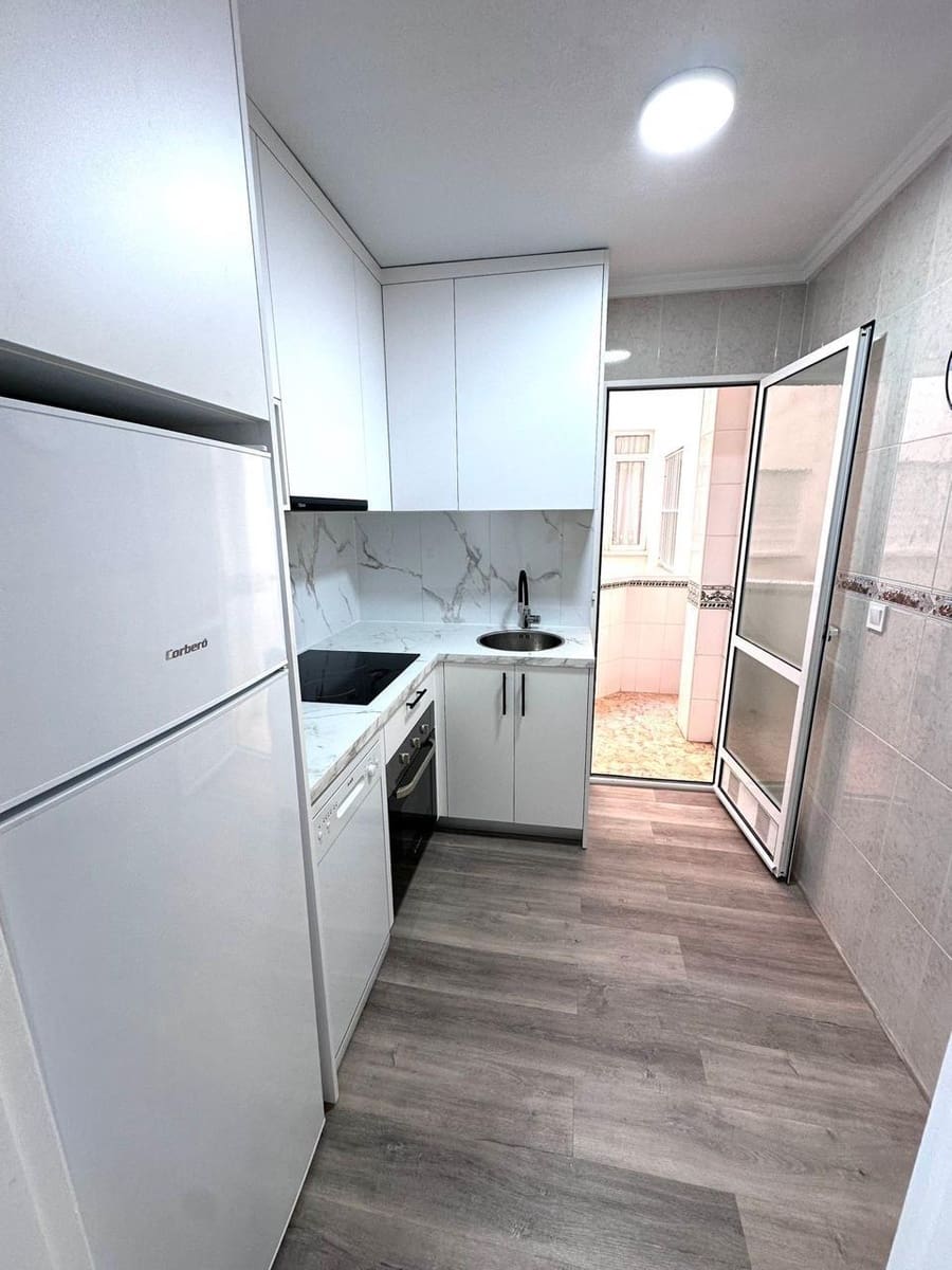 2 soveværelse Lejlighed til salg i Torrevieja med swimmingpool - € 182.000 (Ref: 9438665)