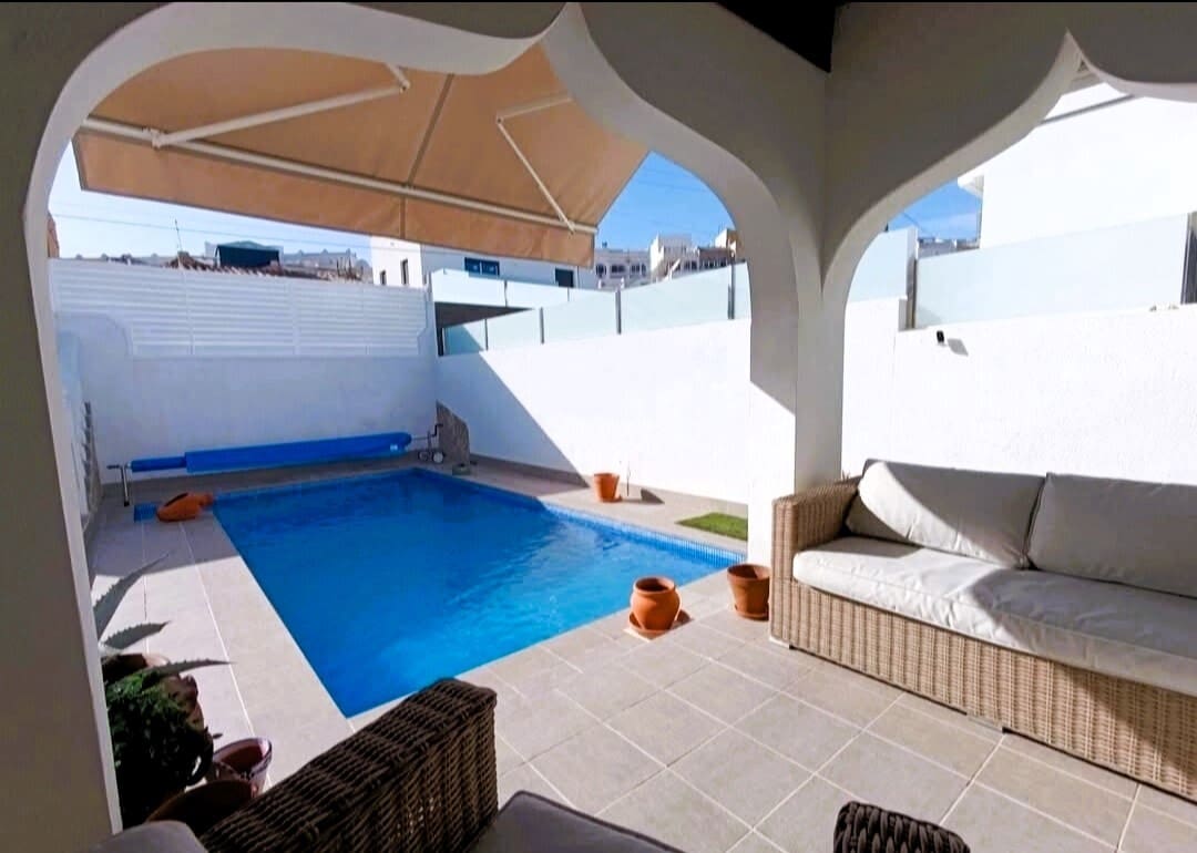 2 slaapkamer Halfvrijstaande villa te koop in San Miguel de Salinas met zwembad garage - € 229.995 (Ref: 9450630)