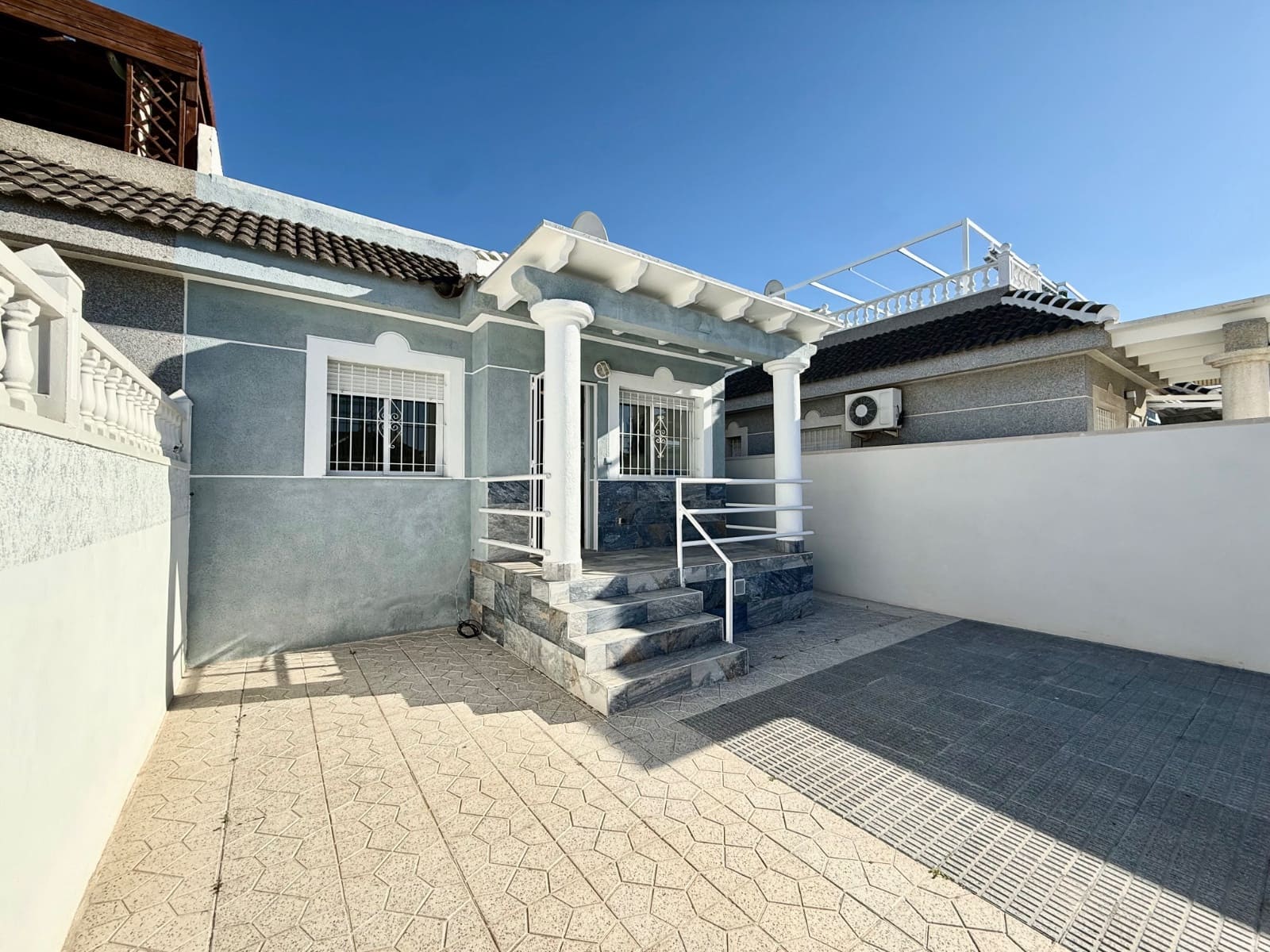 2 soveværelse Semi-Rækkehus til salg i Torrevieja med swimmingpool garage - € 177.000 (Ref: 9450644)