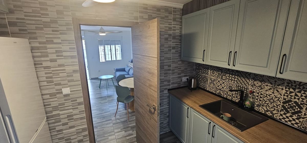 Apartamento de 2 habitaciones en Torrevieja en venta con piscina - 135.000 € (Ref: 9534396)