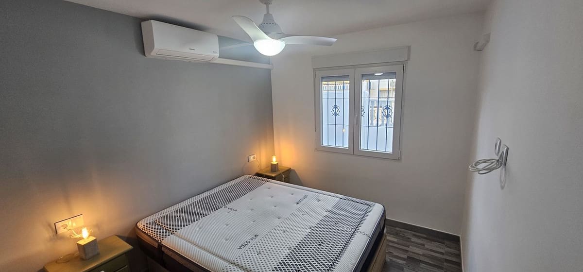 Apartamento de 2 habitaciones en Torrevieja en venta con piscina - 135.000 € (Ref: 9534396)