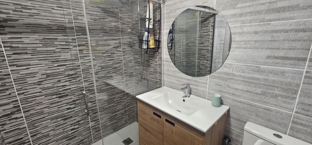 Apartamento de 2 habitaciones en Torrevieja en venta con piscina - 135.000 € (Ref: 9534396)