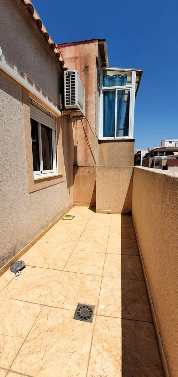 Ático de 2 habitaciones en Torrevieja en venta con piscina - 137.900 € (Ref: 9559201)