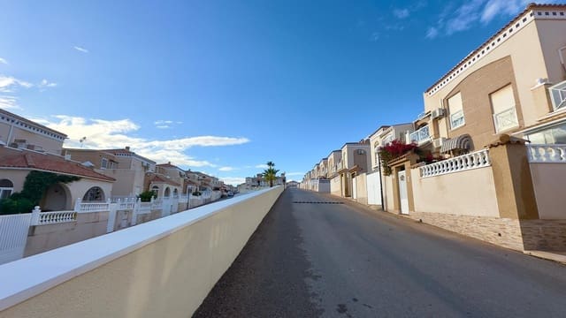 Bungalow de 2 habitaciones en Aguas Nuevas, Torrevieja en venta con piscina - 199.900 € (Ref: 9559234)