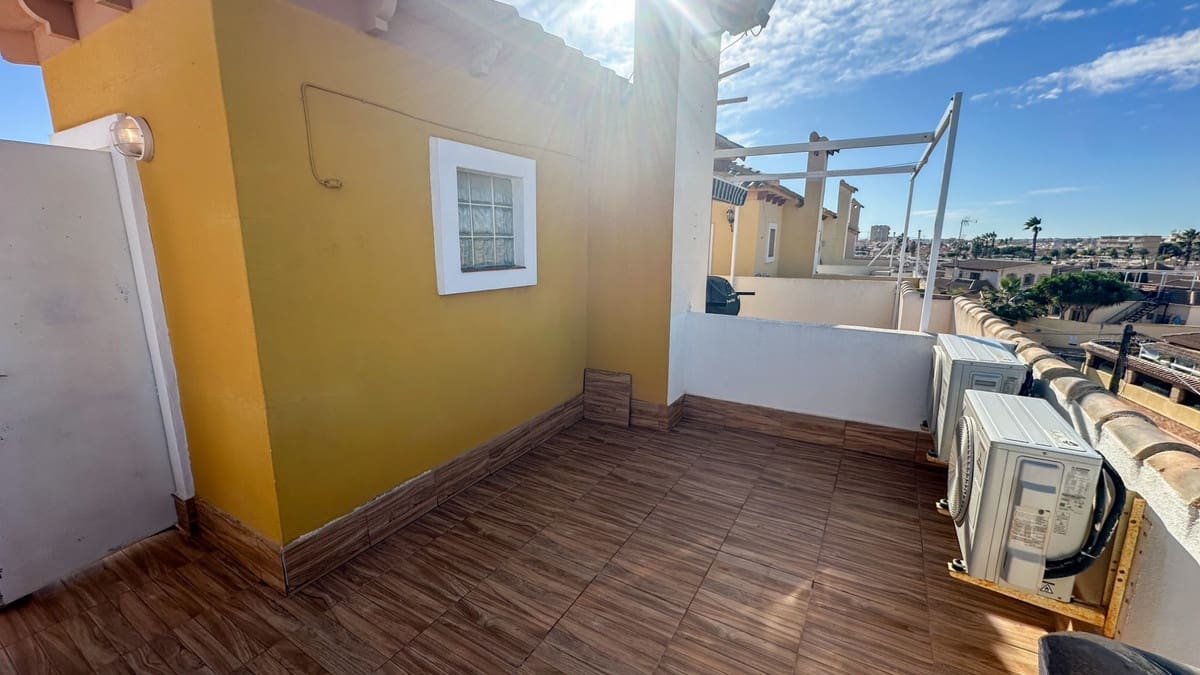 Casa de 2 habitaciones en Torrevieja en venta con piscina - 179.000 € (Ref: 9596553)