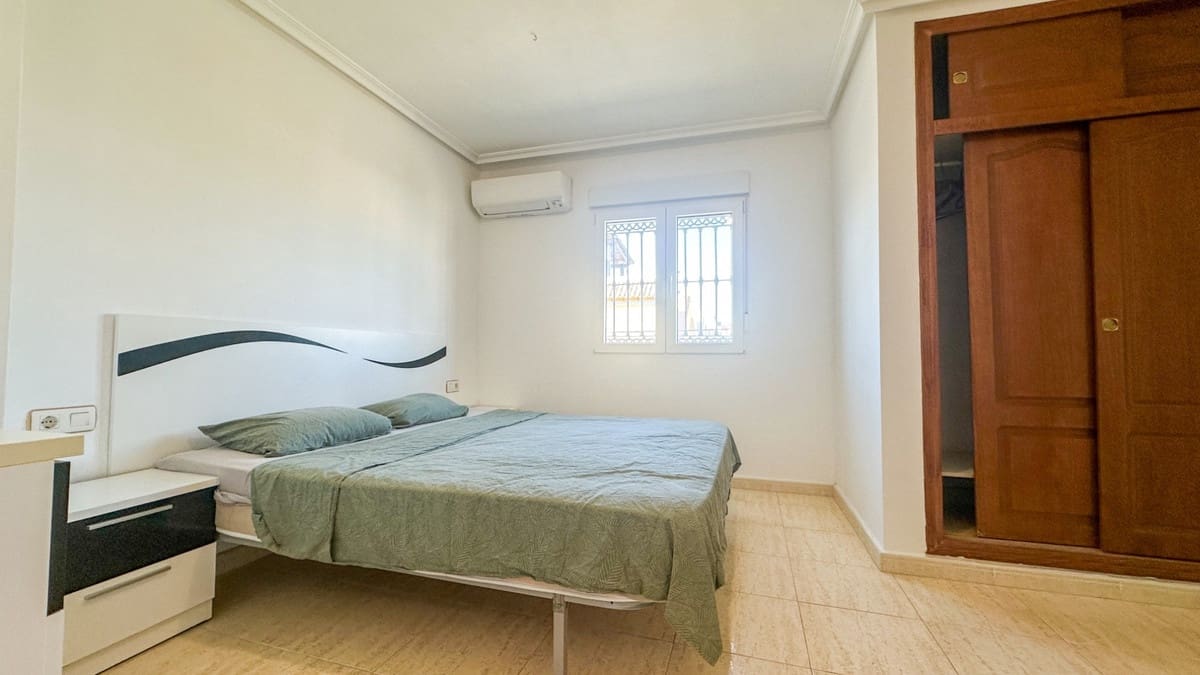 Casa de 2 habitaciones en Torrevieja en venta con piscina - 179.000 € (Ref: 9596553)