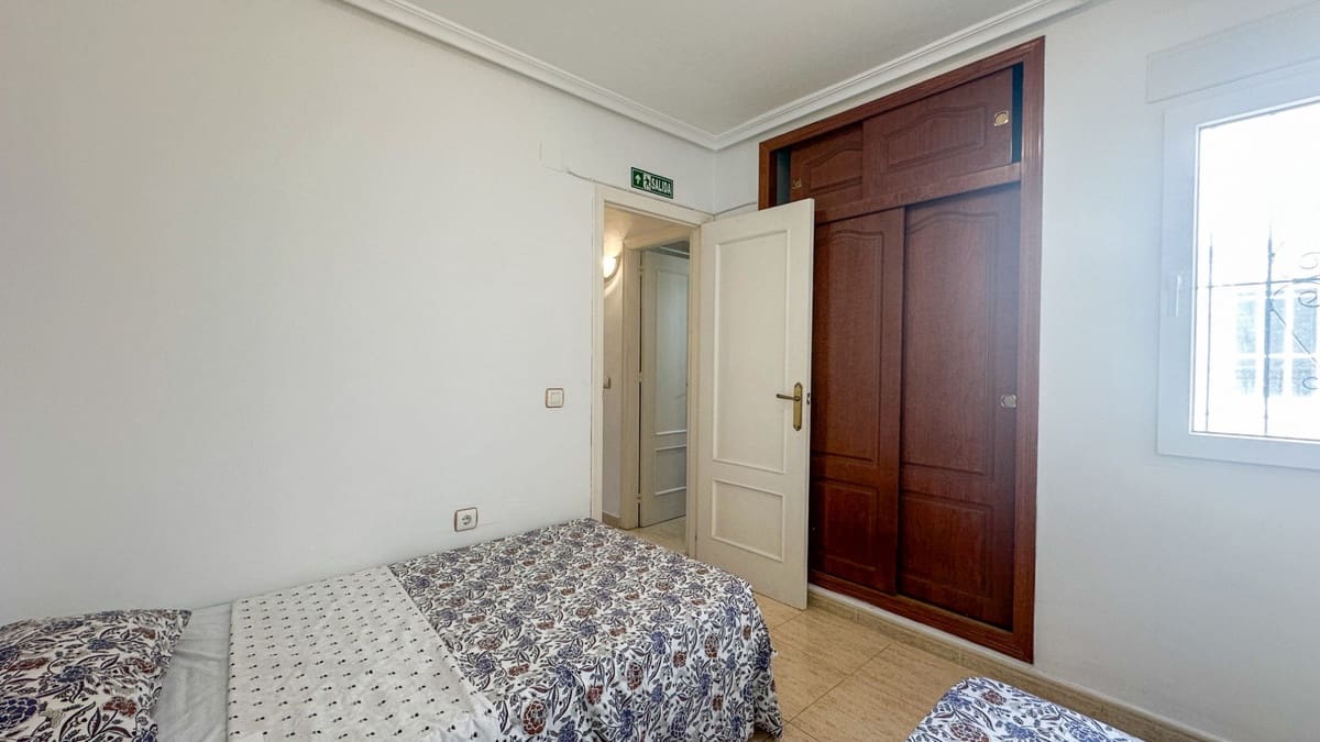 Casa de 2 habitaciones en Torrevieja en venta con piscina - 179.000 € (Ref: 9596553)