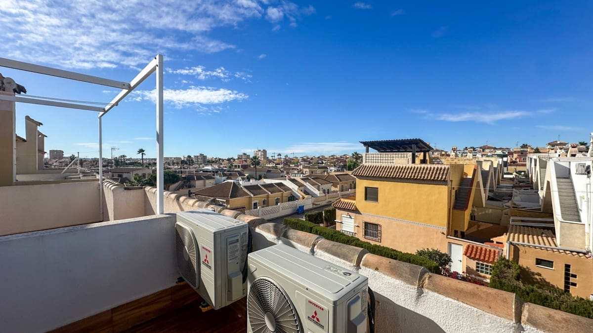 Casa de 2 habitaciones en Torrevieja en venta con piscina - 179.000 € (Ref: 9596553)