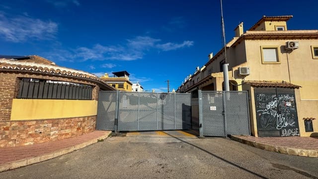 Casa de 2 habitaciones en Puerto Deportivo, Torrevieja en venta con piscina - 179.000 € (Ref: 9596553)