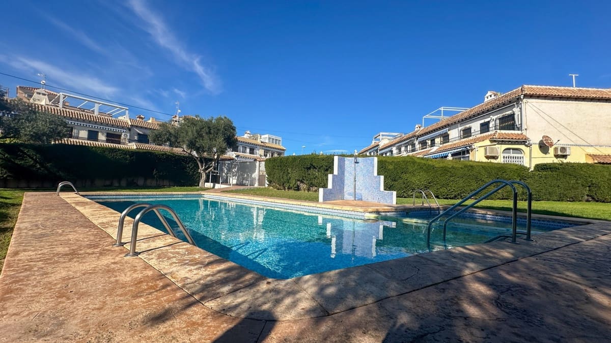 Casa de 2 habitaciones en Torrevieja en venta con piscina - 179.000 € (Ref: 9596553)
