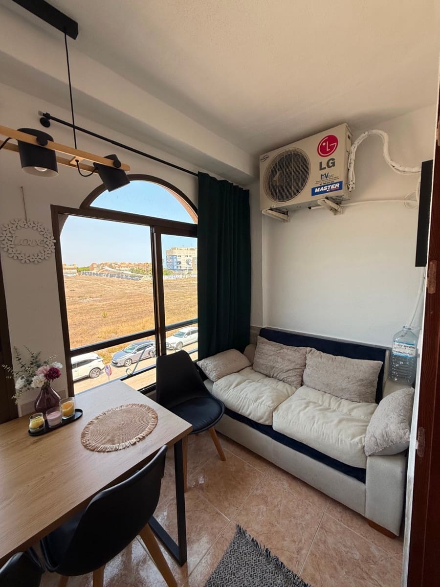 Apartamento de 2 habitaciones en Torrevieja en venta - 145.000 € (Ref: 9596557)