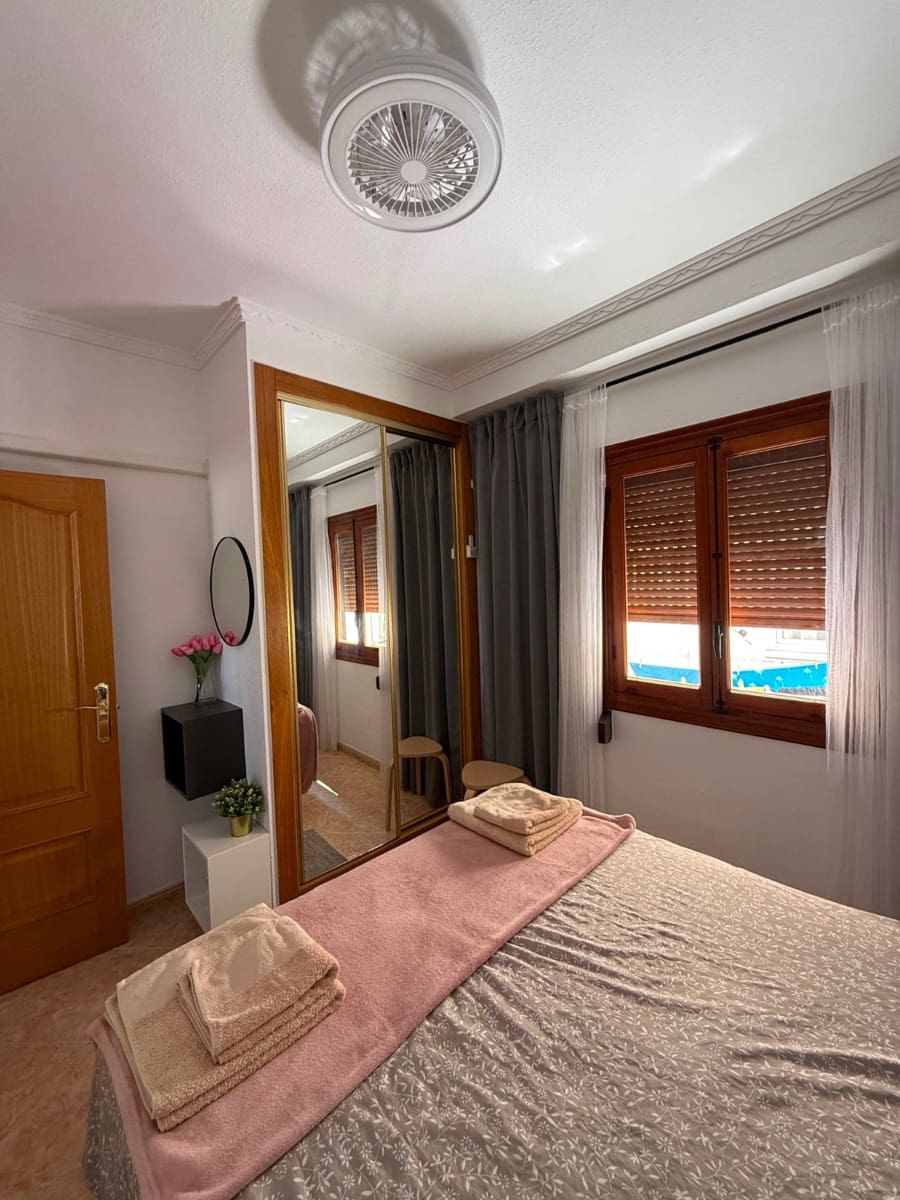 Apartamento de 2 habitaciones en Torrevieja en venta - 145.000 € (Ref: 9596557)