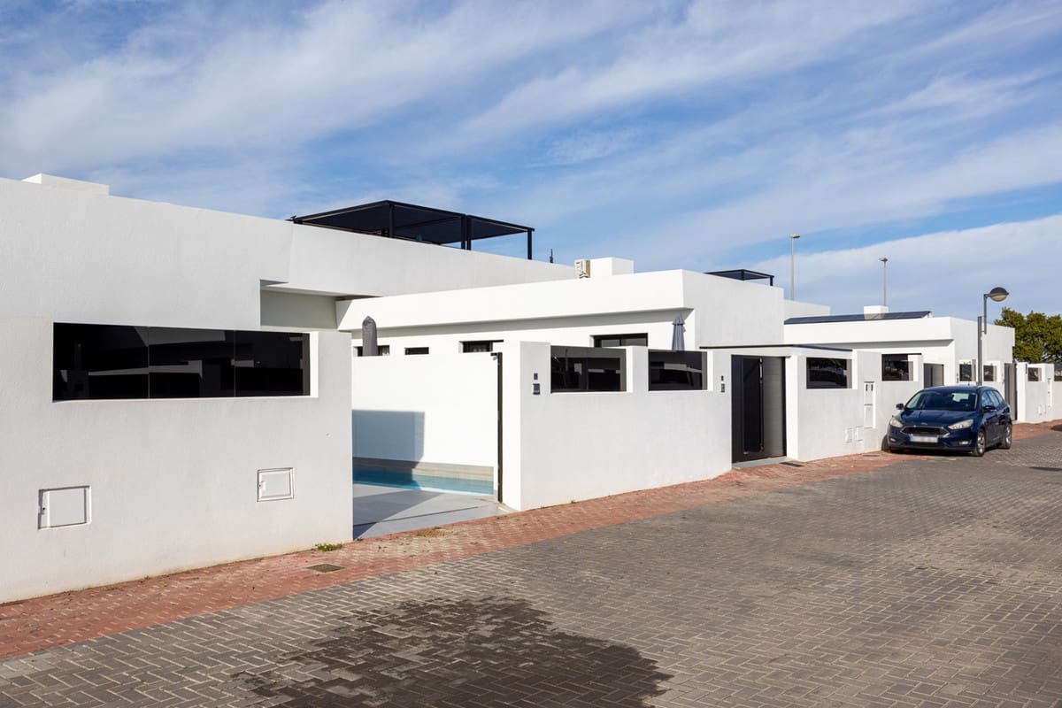3 bedroom Villa for sale in Roldan with pool - € 285,000 (Ref: 9596558)