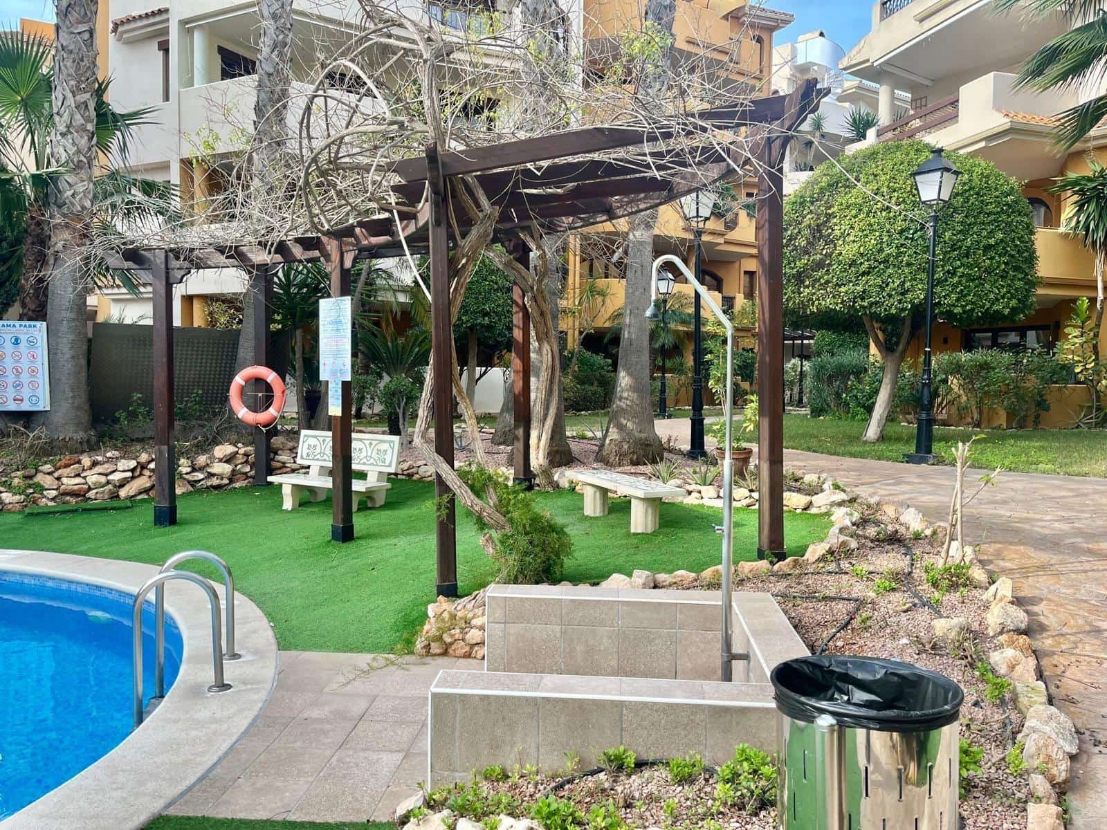 Bungalow de 2 habitaciones en Torrevieja en venta con piscina - 230.000 € (Ref: 9601500)