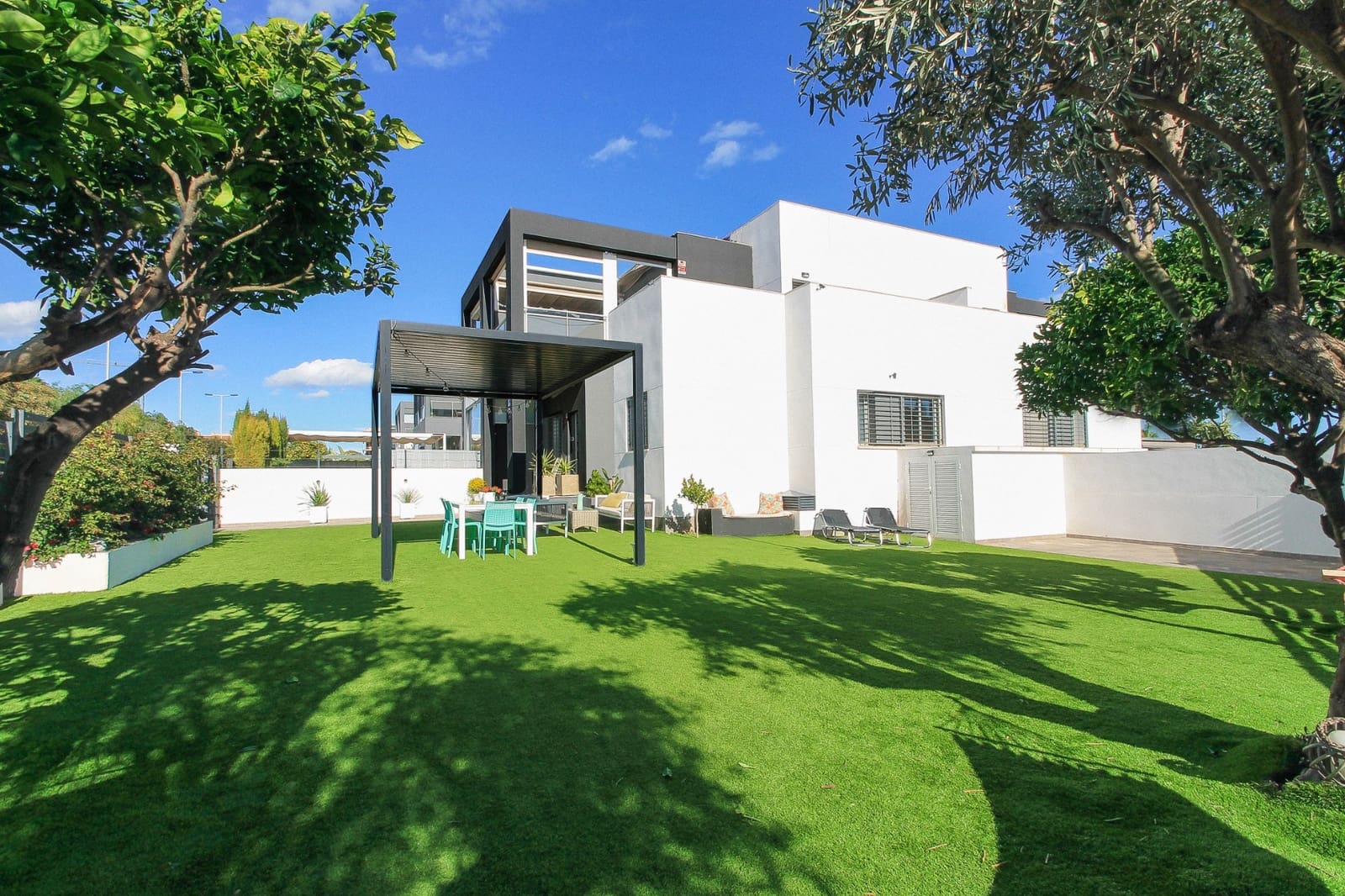 Casa de 2 habitaciones en Torrevieja en venta con piscina garaje - 339.000 € (Ref: 9626044)