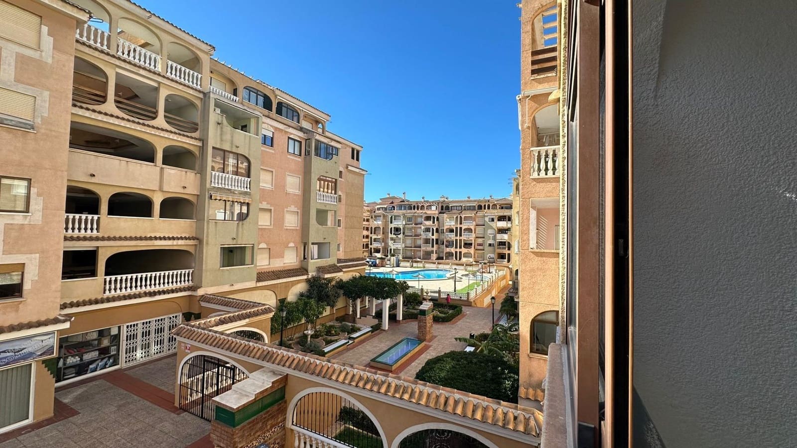 3 makuuhuone Huoneisto myytävänä paikassa Torrevieja mukana uima-altaan - 169 900 € (Ref: 9639710)