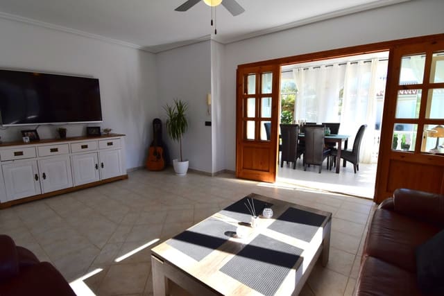 Chalet de 4 habitaciones en Lomas de Cabo Roig - Los Dolses, Orihuela en venta con piscina garaje - 435.000 € (Ref: 9639741)