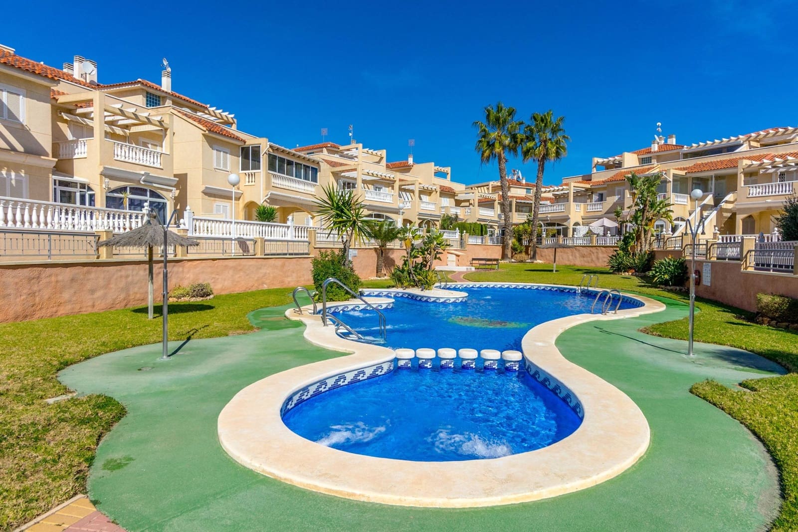 2 Zimmer Apartment zu verkaufen in Orihuela Costa mit Pool - 275.000 € (Ref: 9662169)