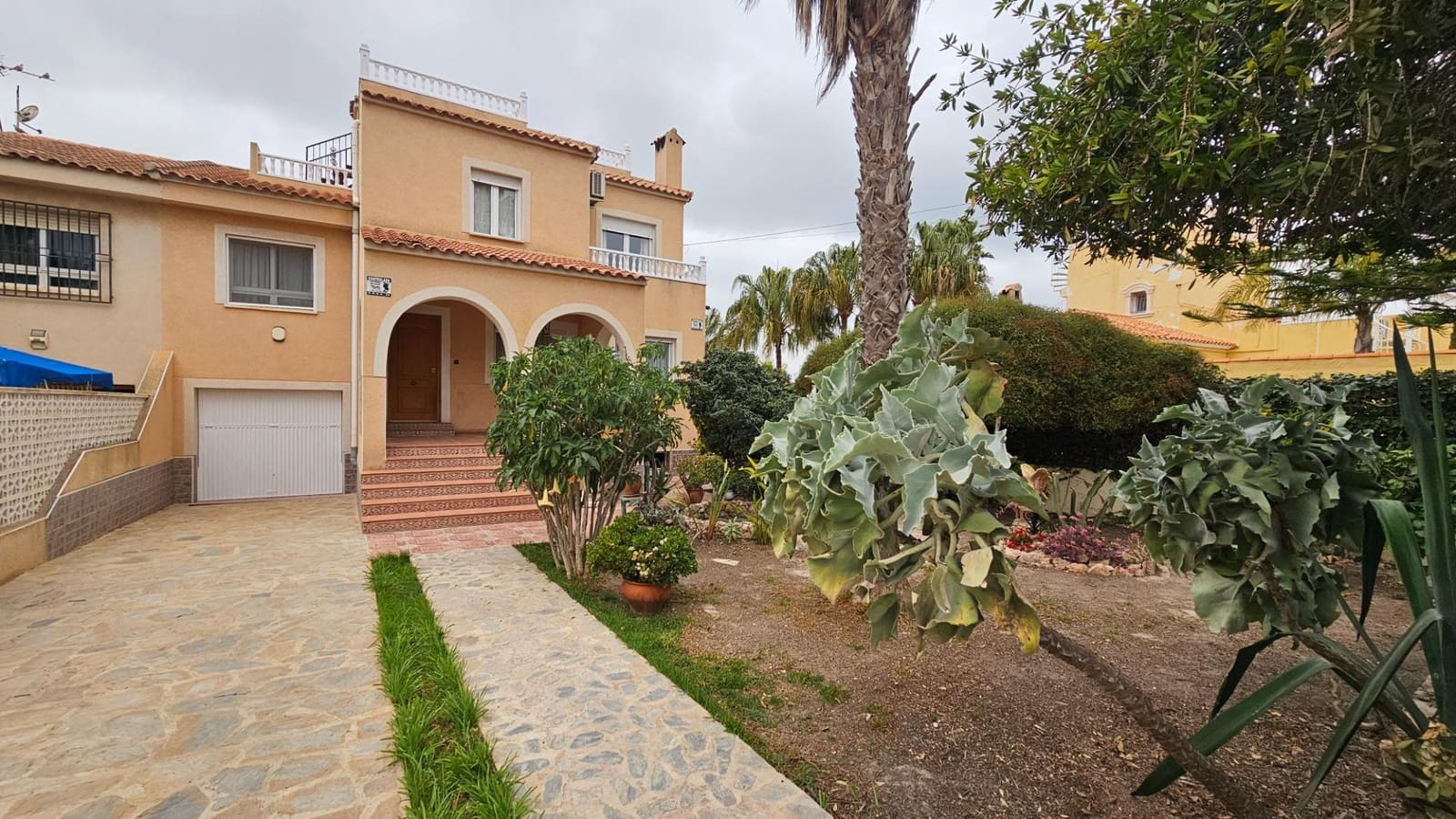 3 sypialnia Willa na sprzedaż w Torrevieja z basenem - 390 000 € (Ref: 9662174)