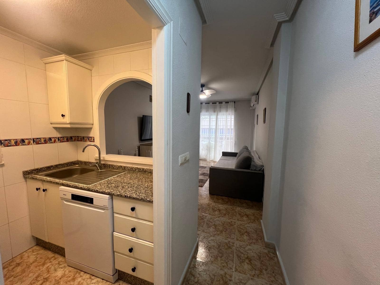 Apartamento de 2 habitaciones en Torrevieja en venta - 159.900 € (Ref: 9702414)