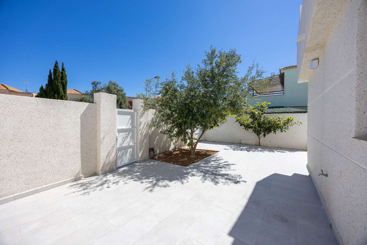 Bungalow de 3 habitaciones en Torrevieja en venta con piscina garaje - 269.000 € (Ref: 9702428)