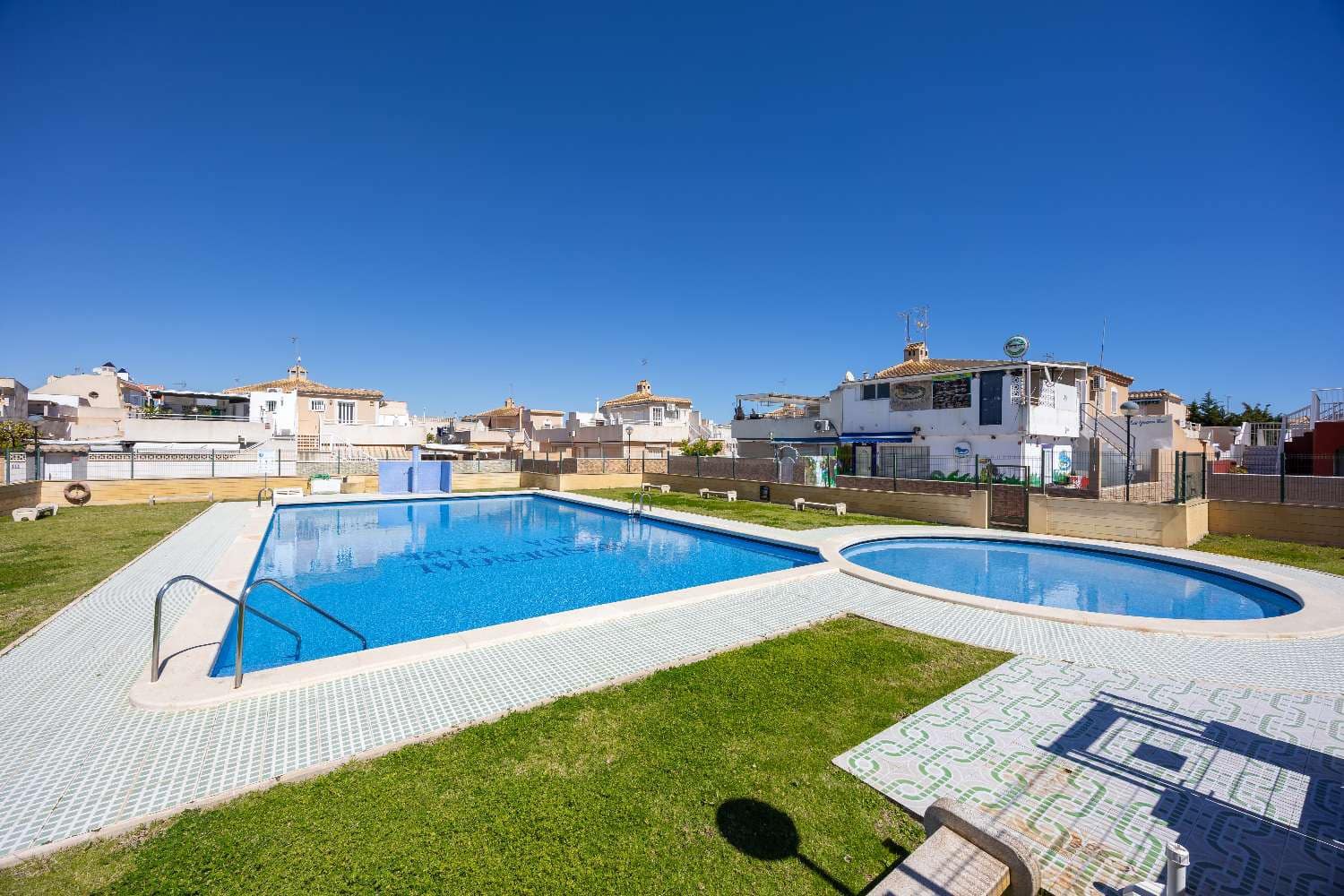 Bungalow de 3 habitaciones en Torrevieja en venta con piscina garaje - 269.000 € (Ref: 9702428)