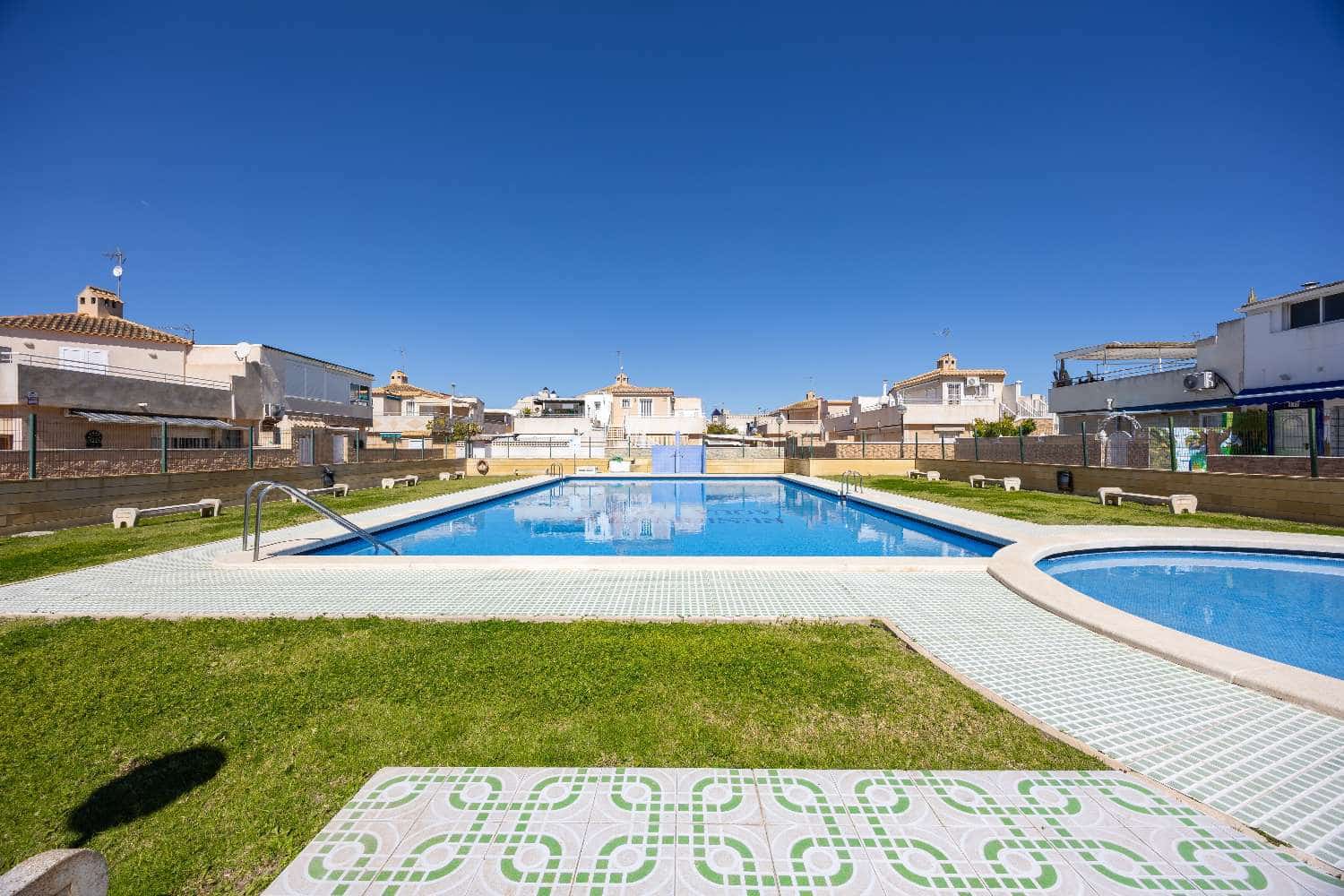 Bungalow de 3 habitaciones en Torrevieja en venta con piscina garaje - 269.000 € (Ref: 9702428)