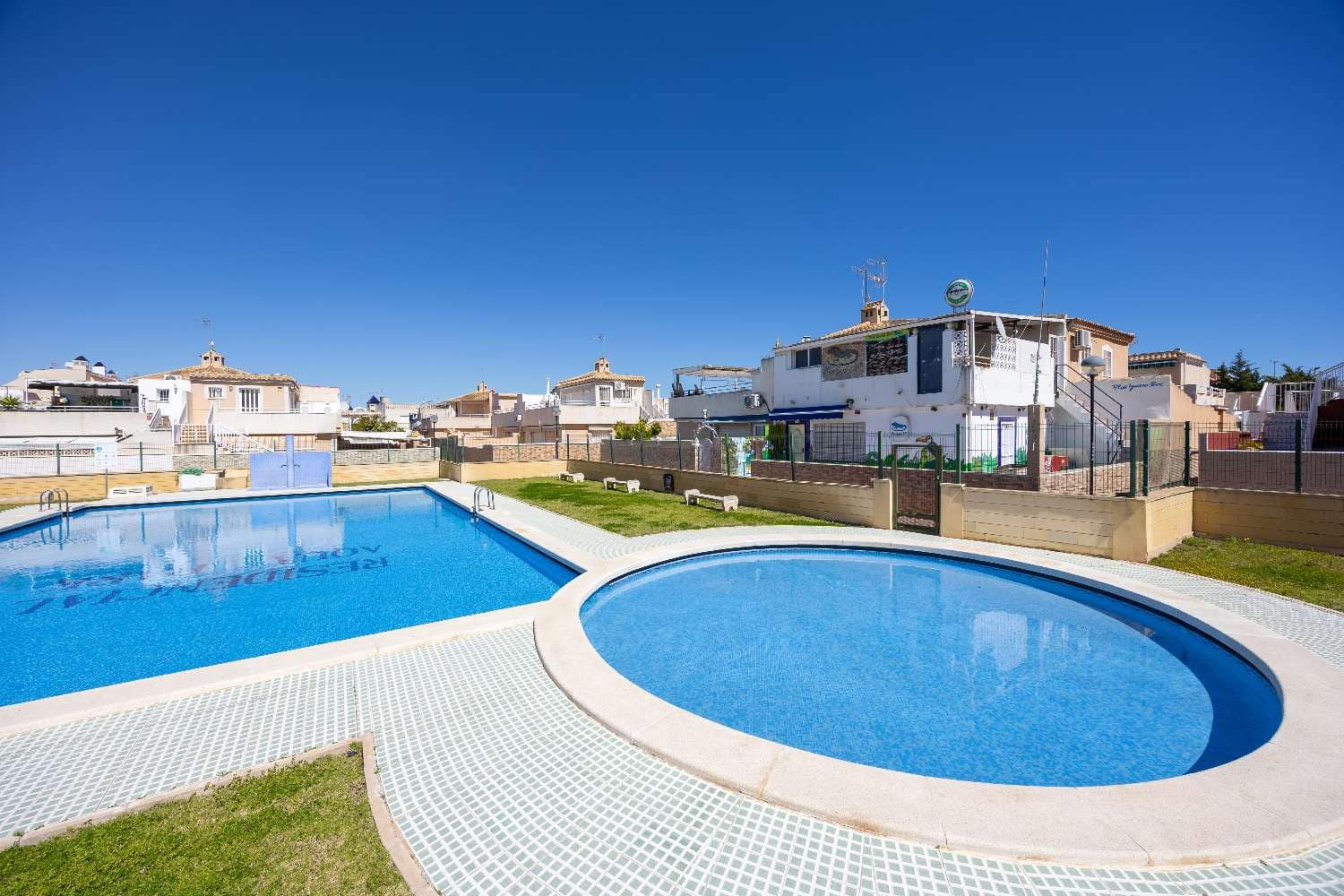 Bungalow de 3 habitaciones en Torrevieja en venta con piscina garaje - 269.000 € (Ref: 9702428)