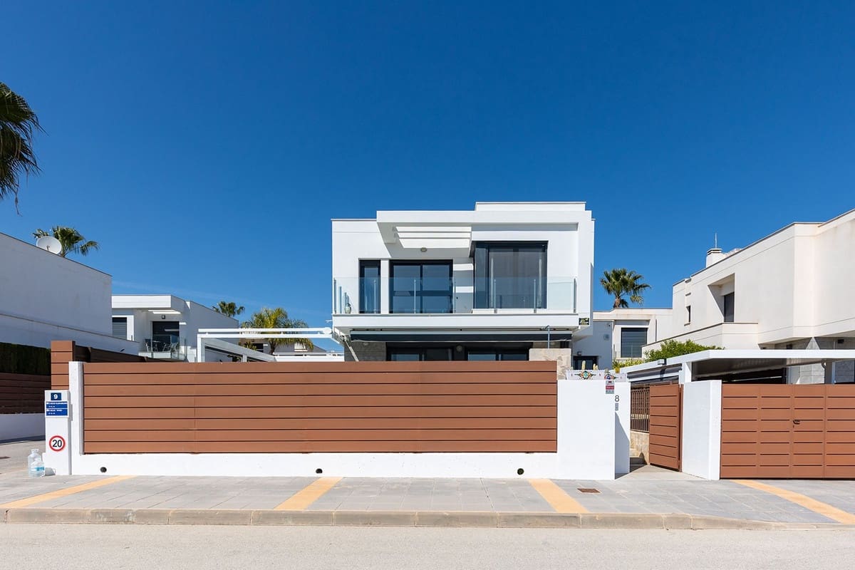 Chalet de 3 habitaciones en Orihuela en venta con piscina - 419.500 € (Ref: 9742123)