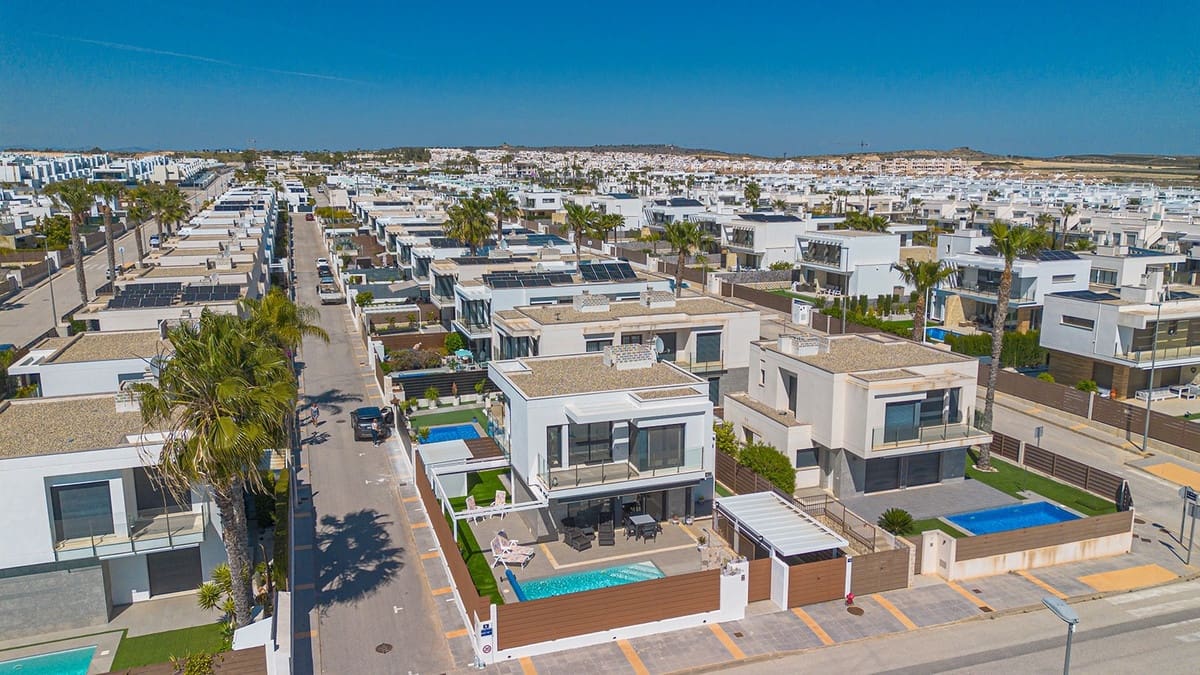 Chalet de 3 habitaciones en Orihuela en venta con piscina - 419.500 € (Ref: 9742123)