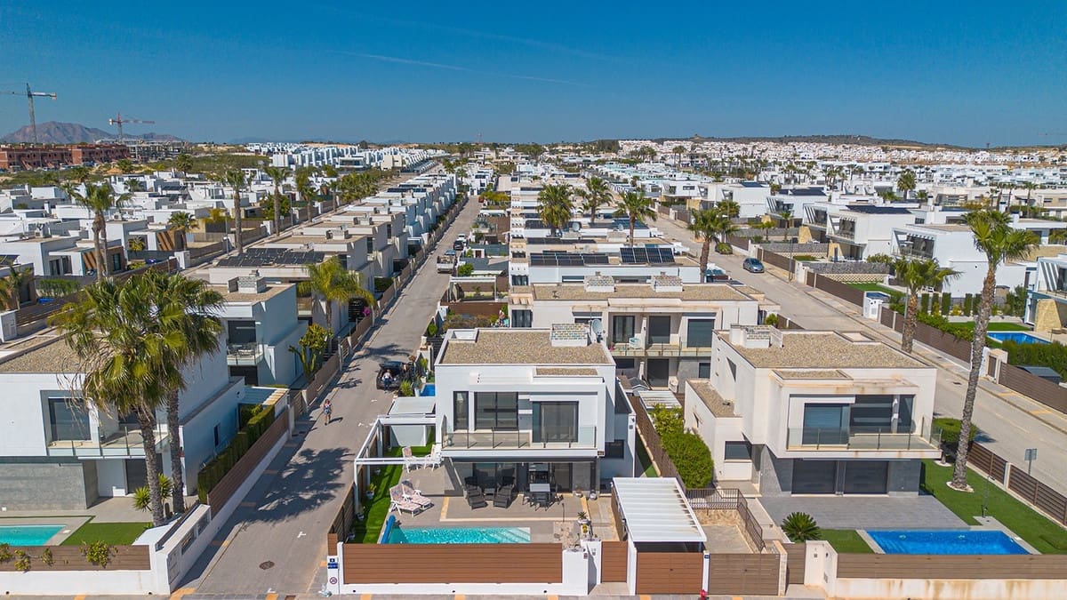 Chalet de 3 habitaciones en Orihuela en venta con piscina - 419.500 € (Ref: 9742123)