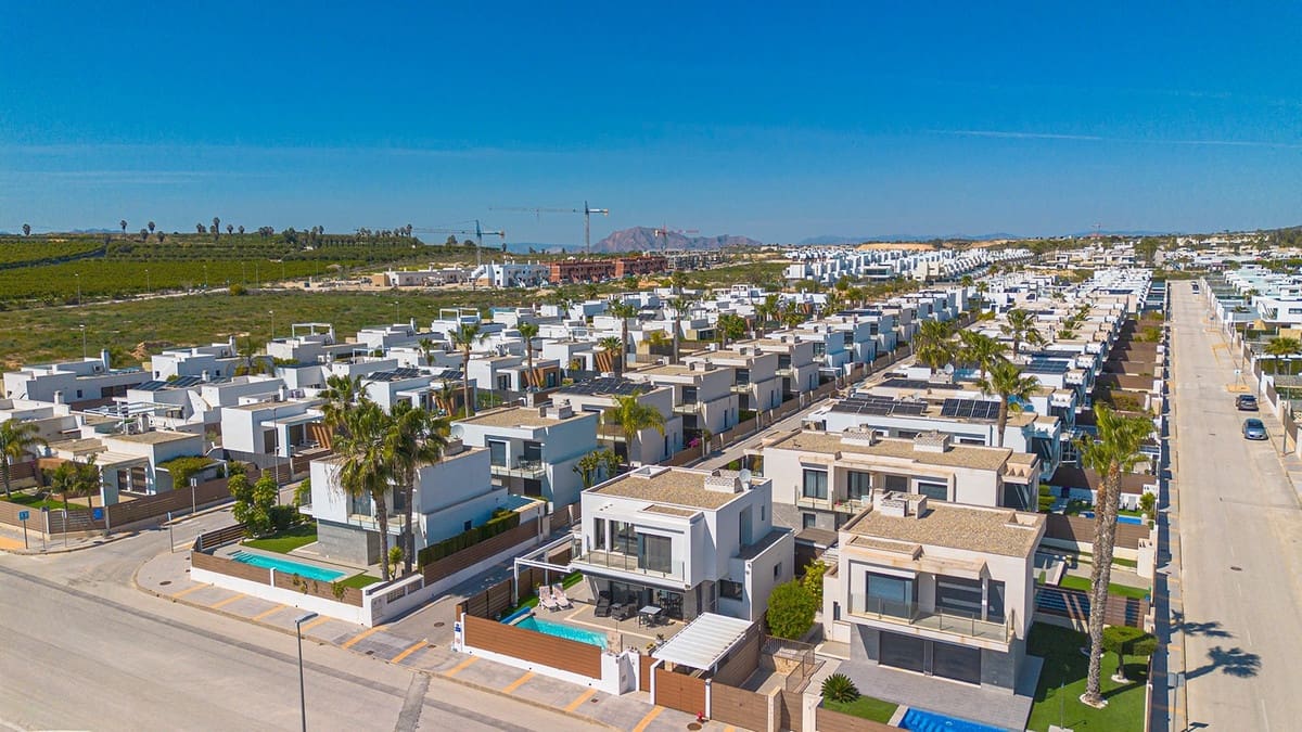 Chalet de 3 habitaciones en Orihuela en venta con piscina - 419.500 € (Ref: 9742123)