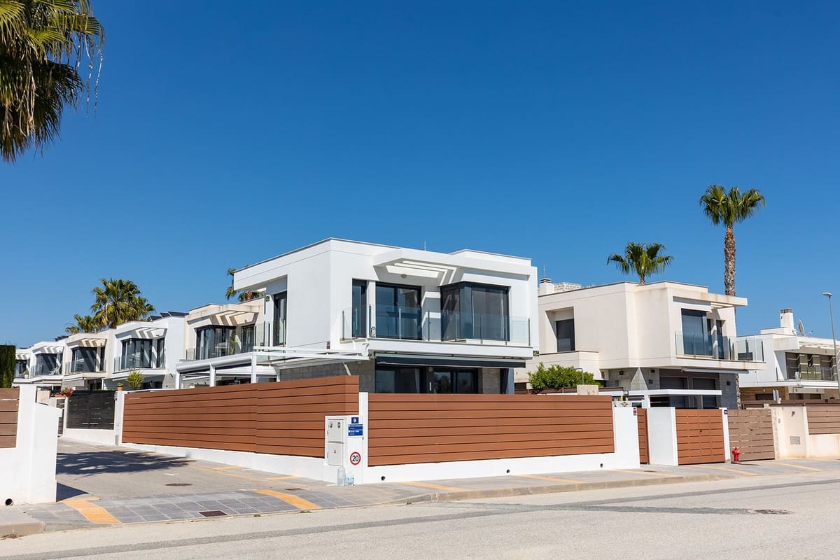 Chalet de 3 habitaciones en Orihuela en venta con piscina - 419.500 € (Ref: 9742123)